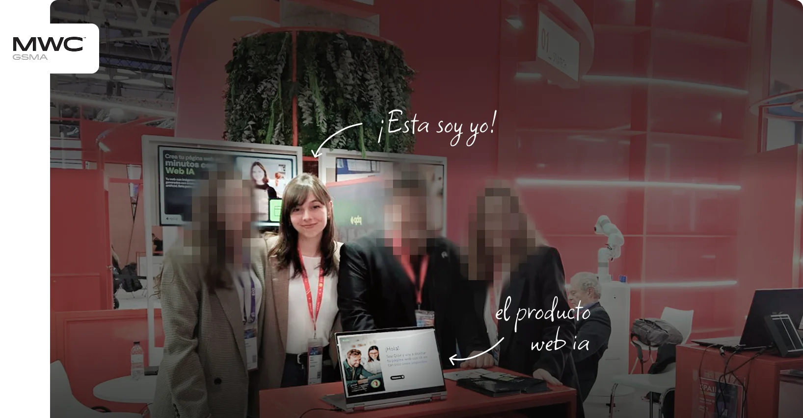 Alicia y sus compañeros de trabajo presentando la Web IA en el Mobile World Congress en un stand de la feria