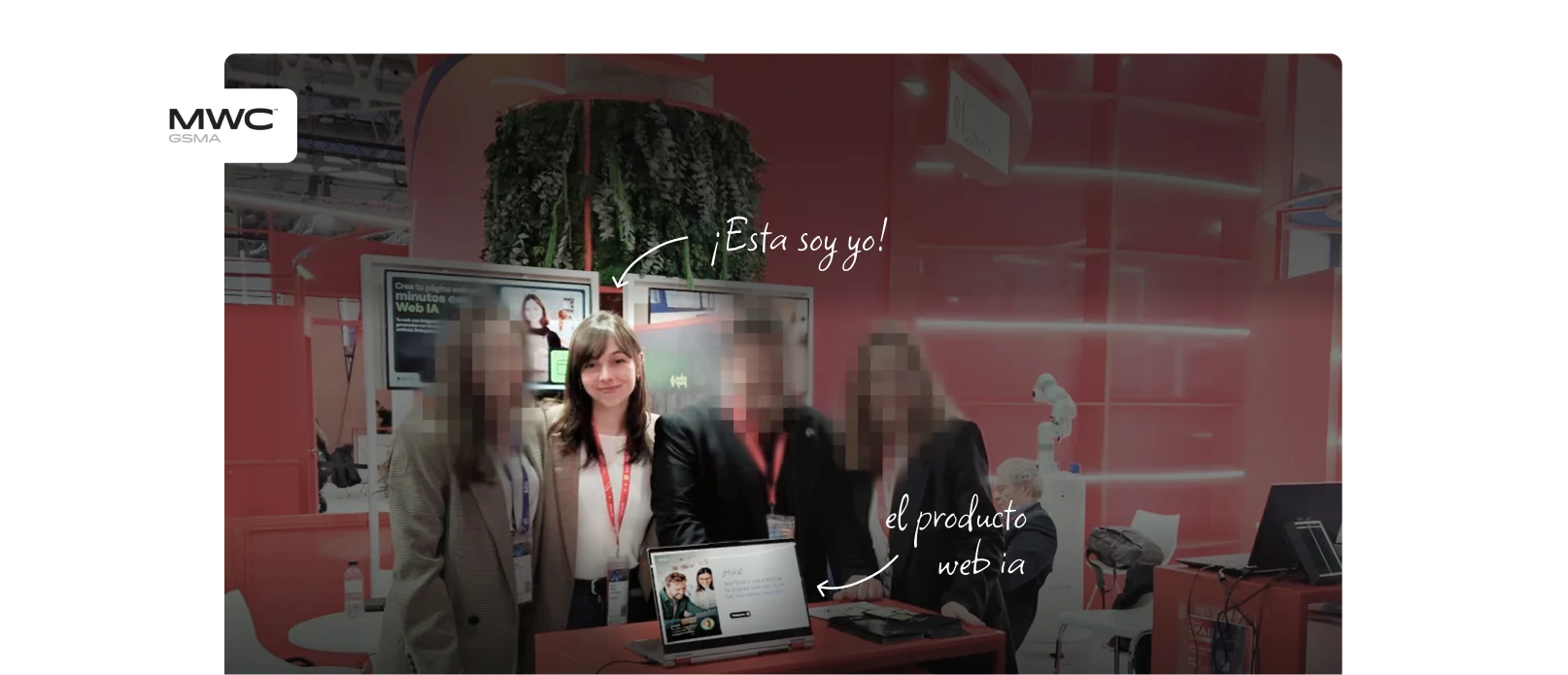 Alicia y sus compañeros de trabajo presentando la Web IA en el Mobile World Congress en un stand de la feria